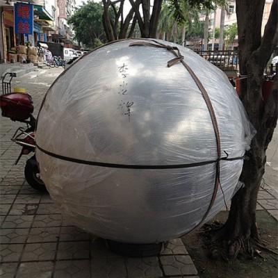 Mirror-polished large hollow metal spheres for garden decoration